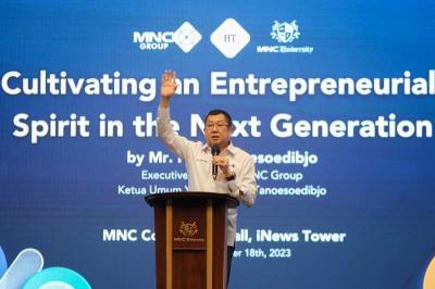 Executive Chairman MNC Group Hary Tanoesodibjo berbicara di depan ratusan mahasiswa baru pada kuliah perdana MNC University.