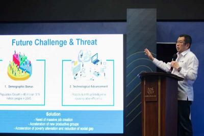 Executive Chairman MNC Group Hary Tanoesodibjo berbicara di depan ratusan mahasiswa baru pada kuliah perdana MNC University.