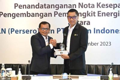 Dirut SIG Donny Arsal dan Dirut PLN Darmawan Prasodjo menandatangani Nota Kesepahaman Pengembangan Pembangkit Energi Terbarukan antara SIG dan PLN.