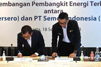 Dirut SIG Donny Arsal dan Dirut PLN Darmawan Prasodjo menandatangani Nota Kesepahaman Pengembangan Pembangkit Energi Terbarukan antara SIG dan PLN.