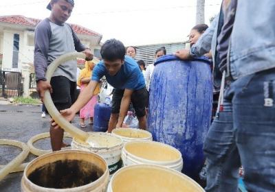 Warga antre mengambil bantuan air bersih di Jalan Utan Jati, RT006 dan RT007, RW011, Kelurahan Pegadungan, Kecamatan Kalideres, Jakarta Barat