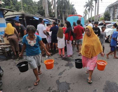 Warga antre mengambil bantuan air bersih di Jalan Utan Jati, RT006 dan RT007, RW011, Kelurahan Pegadungan, Kecamatan Kalideres, Jakarta Barat