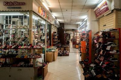 Suasana kios di Pasar Tanah Abang, Jakarta tampak sepi, Rabu (20/9/2023).