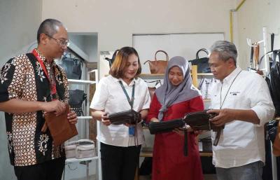 #AsikBersamaUMKM bertujuan memperkenalkan UMKM maupun produknya kepada stakeholder yang berpotensi untuk melakukan kolaborasi dan mendukung UMKM naik kelas.
