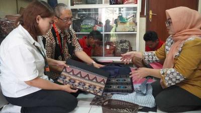 #AsikBersamaUMKM bertujuan memperkenalkan UMKM maupun produknya kepada stakeholder yang berpotensi untuk melakukan kolaborasi dan mendukung UMKM naik kelas.