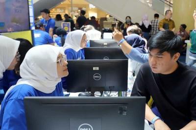 Pengunjung mencari informasi tiket dan paket wisata dalam BCA tiket.com Travel Fair 2023 di Atrium Utama Mal Gandaria City, Jakarta, Jumat (22/9/2023).