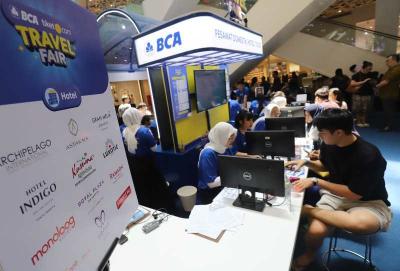 Pengunjung mencari informasi tiket dan paket wisata dalam BCA tiket.com Travel Fair 2023 di Atrium Utama Mal Gandaria City, Jakarta, Jumat (22/9/2023).