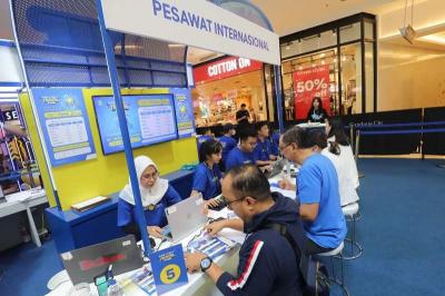 Pengunjung mencari informasi tiket dan paket wisata dalam BCA tiket.com Travel Fair 2023 di Atrium Utama Mal Gandaria City, Jakarta, Jumat (22/9/2023).