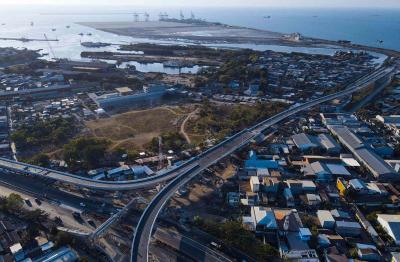 Pekerja dan alat berat tampak pada aktivitas bongkar muat peti kemas di dermaga Makassar New Port (MNP) di Makassar, Sulawesi Selatan, Rabu (27/9/2023).