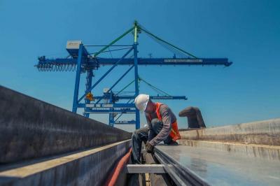 Pekerja dan alat berat tampak pada aktivitas bongkar muat peti kemas di dermaga Makassar New Port (MNP) di Makassar, Sulawesi Selatan, Rabu (27/9/2023).