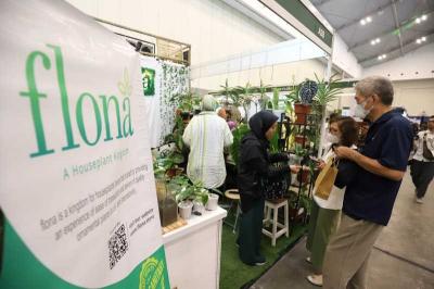 Pengunjung melihat tanaman hias yang dipamerkan dalam Pameran Floriculture Indonesia International Expo (FLOII) 2023 di ICE, BSD, Tangerang, Minggu (30/9/2023).