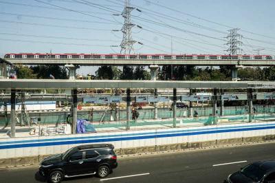 Pekerja beraktivitas di proyek revitalisasi Halte Transjakarta Cawang UKI, Jakarta, Minggu (28/9/2023).