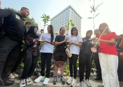 Sejumlah influencer membagikan 100 ribu tanaman pada gerakan sosial Gotong Royong Boyong Pohon yang diselenggarakan di area Car Free Day Sudirman - Thamrin.