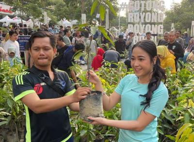 Sejumlah influencer membagikan 100 ribu tanaman pada gerakan sosial Gotong Royong Boyong Pohon yang diselenggarakan di area Car Free Day Sudirman - Thamrin.