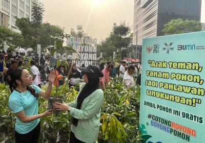 Sejumlah influencer membagikan 100 ribu tanaman pada gerakan sosial Gotong Royong Boyong Pohon yang diselenggarakan di area Car Free Day Sudirman - Thamrin.