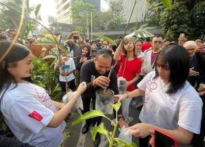 Sejumlah influencer membagikan 100 ribu tanaman pada gerakan sosial Gotong Royong Boyong Pohon yang diselenggarakan di area Car Free Day Sudirman - Thamrin.