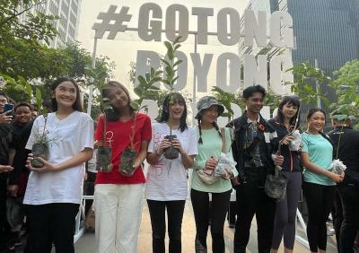 Sejumlah influencer membagikan 100 ribu tanaman pada gerakan sosial Gotong Royong Boyong Pohon yang diselenggarakan di area Car Free Day Sudirman - Thamrin.