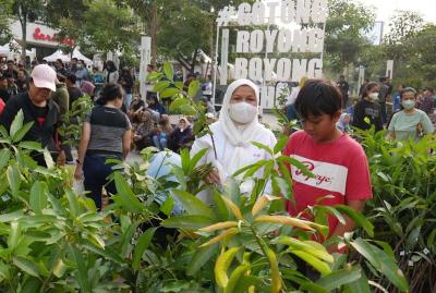 Sejumlah influencer membagikan 100 ribu tanaman pada gerakan sosial Gotong Royong Boyong Pohon yang diselenggarakan di area Car Free Day Sudirman - Thamrin.