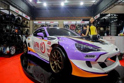 Deretan mobil modifikasi menarik perhatian pengunjung gelaran Indonesia Modification & Lifestyle Expo (IMX) 2023 di JCC, Senayan, Jakarta, Jumat (29/9/2023).