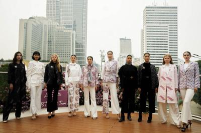 Model memperagakan busana batik karya kolaborasi Batik Trusmi X La Sabelle di Halte TransJakarta Tosari, Jakarta, Senin (2/10/2023).