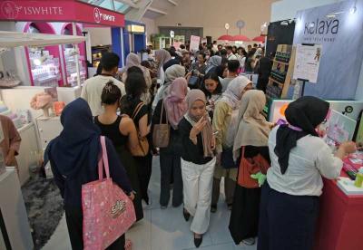 Pengunjung melakukan transaksi pembayaran digital dengan menggunakan QRIS DOKU diajang festival kecantikan brand lokal di Pondok Indah Mal, Jakarta.