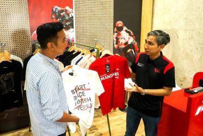 Direktur Komersial dan Operasi Pertamina Retail Fedy Alberto (kanan) berbincang dengan calon pembeli di booth Pertamina Retail dalam acara pameran Inacraft 2023