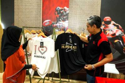 Direktur Komersial dan Operasi Pertamina Retail Fedy Alberto berbincang dengan calon pembeli di booth Pertamina Retail dalam acara pameran Inacraft 2023