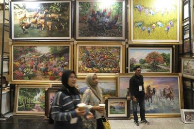 Pengunjung melihat berbagai produk kerajinan yang ditampilkan pada gelaran Inacraft 2023 di Jakarta Convention Center, Jakarta, Sabtu (7/10/2023).