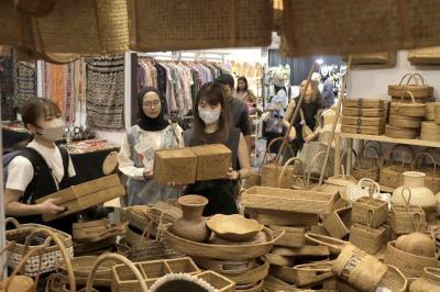 Pengunjung melihat berbagai produk kerajinan yang ditampilkan pada gelaran Inacraft 2023 di Jakarta Convention Center, Jakarta, Sabtu (7/10/2023).