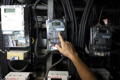 Warga melakukan pengisian token listrik prabayar di salah satu rumah susun di Jakarta, Jumat (6/10/2023).