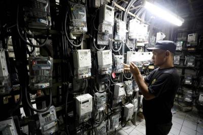 Warga melakukan pengisian token listrik prabayar di salah satu rumah susun di Jakarta, Jumat (6/10/2023).