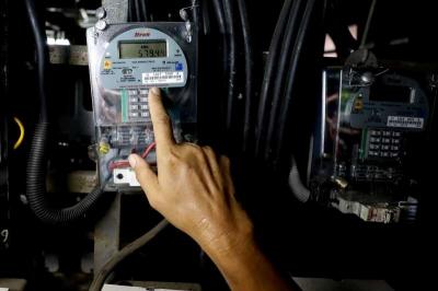 Warga melakukan pengisian token listrik prabayar di salah satu rumah susun di Jakarta, Jumat (6/10/2023).