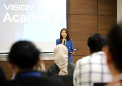 Program Vision+ Academy yang baru diluncurkan mendapatkan antusias tinggi dari para mahasiswa dan mahasiswi yang berasal dari beberapa kampus ternama di Jakarta