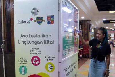 Pengunjung menukarkan sampah plastik dengan pulsa dari operator seluler IM3 dan Tri melalui Reverse Vending Machine (RVM) Plasticpay, di Bogor Trade Mall (BTM)