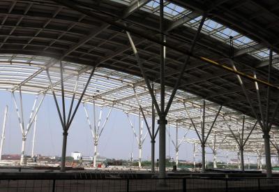 Pekerja beraktivitas di area proyek pembangunan Stasiun Sentral Manggarai, Jakarta Pusat, Jumat (13/10/2023).
