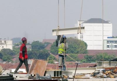 Pekerja beraktivitas di area proyek pembangunan Stasiun Sentral Manggarai, Jakarta Pusat, Jumat (13/10/2023).