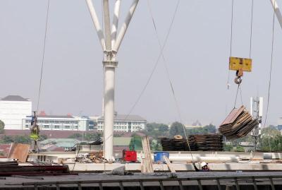 Pekerja beraktivitas di area proyek pembangunan Stasiun Sentral Manggarai, Jakarta Pusat, Jumat (13/10/2023).