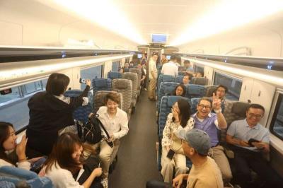 Menhub Budi Karya Sumadi meresmikan penjualan tiket Whoosh di Aplikasi Mobile di Stasiun Kereta Cepat Halim, Jakarta, Selasa (17/10/2023).