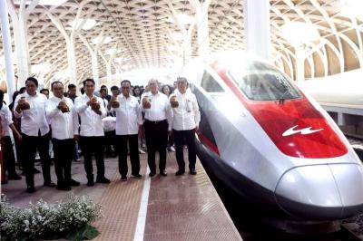 Menhub Budi Karya Sumadi meresmikan penjualan tiket Whoosh di Aplikasi Mobile di Stasiun Kereta Cepat Halim, Jakarta, Selasa (17/10/2023).