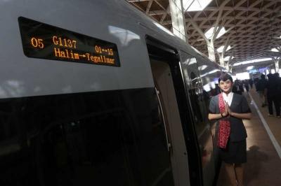 Menhub Budi Karya Sumadi meresmikan penjualan tiket Whoosh di Aplikasi Mobile di Stasiun Kereta Cepat Halim, Jakarta, Selasa (17/10/2023).