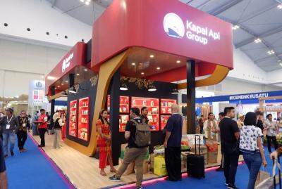 Pengunjung melihat produk dari Kapal Api Group di area Trade Expo Indonesia (TEI) 2023, di ICE BSD City, Tangerang, Banten, Kamis (19/10/2023).