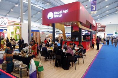 Pengunjung melihat produk dari Kapal Api Group di area Trade Expo Indonesia (TEI) 2023, di ICE BSD City, Tangerang, Banten, Kamis (19/10/2023).