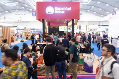 Pengunjung melihat produk dari Kapal Api Group di area Trade Expo Indonesia (TEI) 2023, di ICE BSD City, Tangerang, Banten, Kamis (19/10/2023).