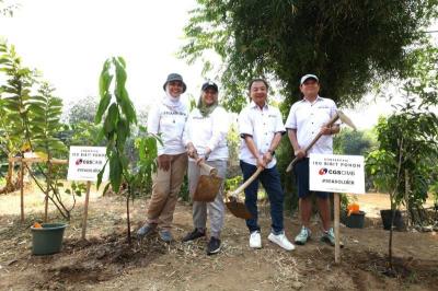 CGS-CIMB Sekuritas Indonesia menggelar program River Trashboom Project-Cerita Sungai di hilir Sungai Cisadane, Tangerang, Banten, Sabtu (21/10/2023).