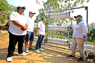 CGS-CIMB Sekuritas Indonesia menggelar program River Trashboom Project-Cerita Sungai di hilir Sungai Cisadane, Tangerang, Banten, Sabtu (21/10/2023).