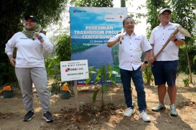 CGS-CIMB Sekuritas Indonesia menggelar program River Trashboom Project-Cerita Sungai di hilir Sungai Cisadane, Tangerang, Banten, Sabtu (21/10/2023).