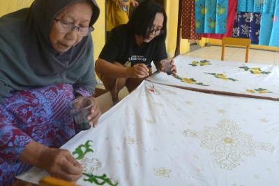 Sejumlah ibu-ibu membatik di Kampung Tematik Batik Durenan Indah, Kelurahan Mangunharjo, Kecamatan Tembalang, Kota Semarang, Jawa Tengah, Kamis (19/10/2023).