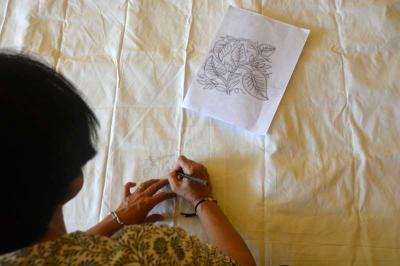 Sejumlah ibu-ibu membatik di Kampung Tematik Batik Durenan Indah, Kelurahan Mangunharjo, Kecamatan Tembalang, Kota Semarang, Jawa Tengah, Kamis (19/10/2023).