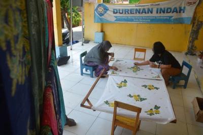 Sejumlah ibu-ibu membatik di Kampung Tematik Batik Durenan Indah, Kelurahan Mangunharjo, Kecamatan Tembalang, Kota Semarang, Jawa Tengah, Kamis (19/10/2023).