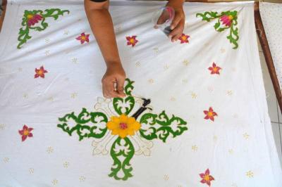 Sejumlah ibu-ibu membatik di Kampung Tematik Batik Durenan Indah, Kelurahan Mangunharjo, Kecamatan Tembalang, Kota Semarang, Jawa Tengah, Kamis (19/10/2023).